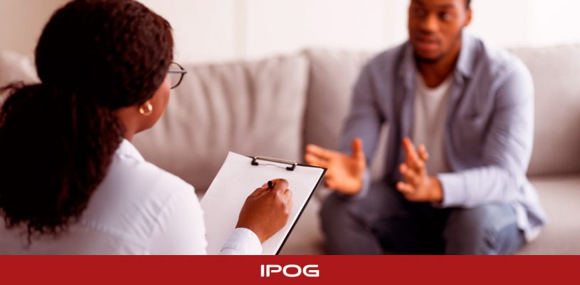 Psicólogo e paciente em sessão de avaliação psicológica