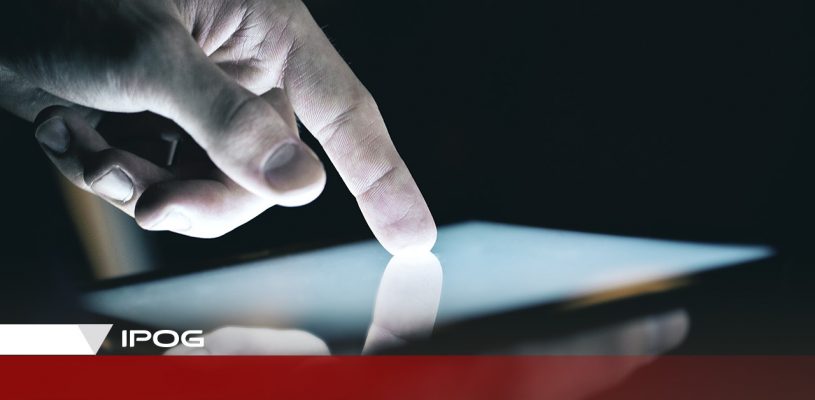 Imagem de um profissional usando tecnologia para fazer CEP Controle Estatístico de Processo