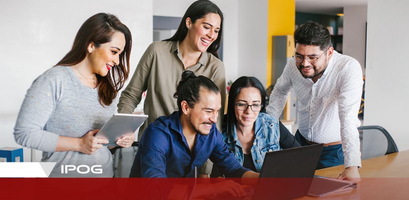 Equipe motivada em volta de uma mesa no ambiente de trabalho