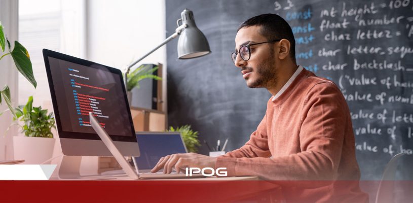 Analista de inteligência de mercado trabalhando em frente ao computador