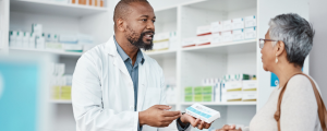 Farmacêutico em consultório realizando atendimento clínico com foco na prescrição de medicamentos, conforme nova resolução do CFF 2025.