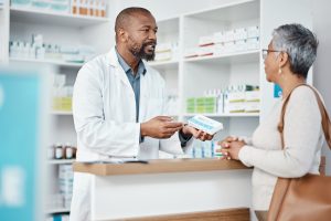 Farmacêutico em consultório realizando atendimento clínico com foco na prescrição de medicamentos, conforme nova resolução do CFF 2025.