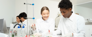 Alunos do curso de Biomedicina da Faculdade IPOG em atividades práticas de estética e análises clínicas, em um ambiente moderno e realista.