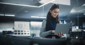Profissional analisando benefícios do MBA em Gestão de TI para carreira estratégica e liderança em tecnologia.
