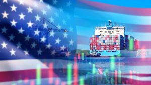 Navio cargueiro com contêineres em porto dos EUA, com bandeira americana ao fundo, simbolizando os impactos do tarifaço de Trump no comércio internacional.