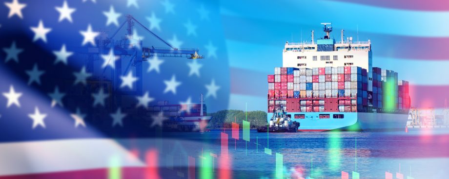 Navio cargueiro com contêineres em porto dos EUA, com bandeira americana ao fundo, simbolizando os impactos do tarifaço de Trump no comércio internacional.