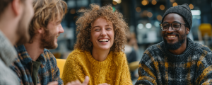 grupo de jovens profissionais diversos, sorrindo e batendo palmas em um ambiente de trabalho moderno, transmitindo leveza, engajamento e colaboração.