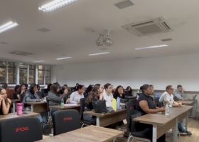 Alunos de Direito do IPOG acompanham sustentação oral real no TJGO durante aula prática com o professor Roberto Serra.