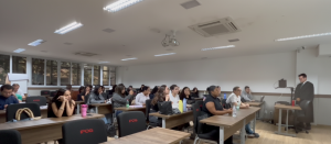 Alunos de Direito do IPOG acompanham sustentação oral real no TJGO durante aula prática com o professor Roberto Serra.