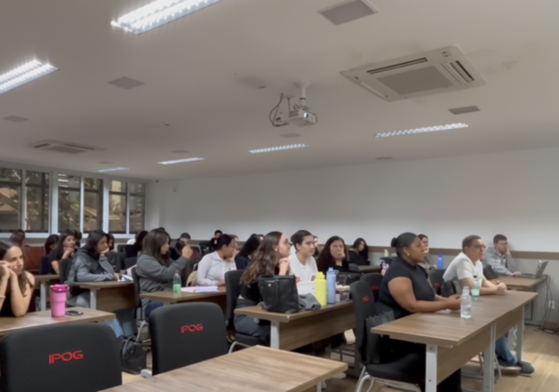Alunos de Direito do IPOG acompanham sustentação oral real no TJGO durante aula prática com o professor Roberto Serra.