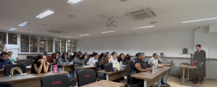 Alunos de Direito do IPOG acompanham sustentação oral real no TJGO durante aula prática com o professor Roberto Serra.