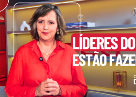 Professora Denia Kuhn em estúdio de gravação falando sobre liderança estratégica e transformação com Inteligência Artificial, com a frase “Líderes do futuro estão fazendo isso” em destaque.
