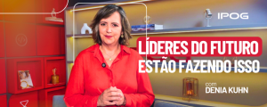 Professora Denia Kuhn em estúdio de gravação falando sobre liderança estratégica e transformação com Inteligência Artificial, com a frase “Líderes do futuro estão fazendo isso” em destaque.