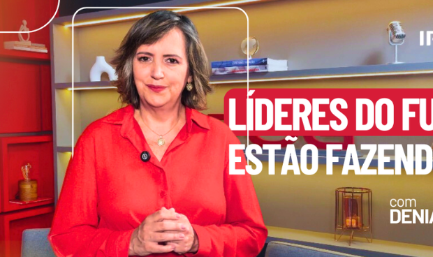 Professora Denia Kuhn em estúdio de gravação falando sobre liderança estratégica e transformação com Inteligência Artificial, com a frase “Líderes do futuro estão fazendo isso” em destaque.