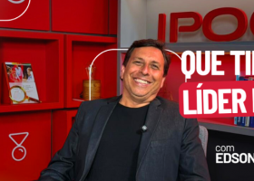 Edson Teixeira sentado em um estúdio do IPOG, sorrindo diante de um painel vermelho com o texto “Que tipo de líder é você?