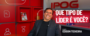 Edson Teixeira sentado em um estúdio do IPOG, sorrindo diante de um painel vermelho com o texto “Que tipo de líder é você?