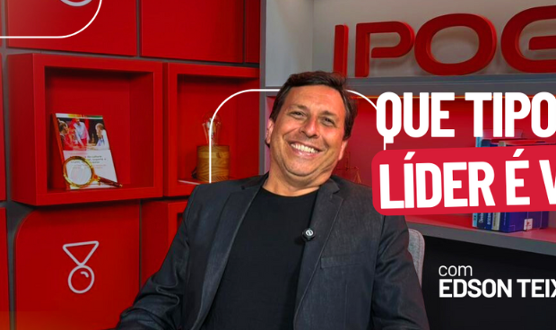 Edson Teixeira sentado em um estúdio do IPOG, sorrindo diante de um painel vermelho com o texto “Que tipo de líder é você?