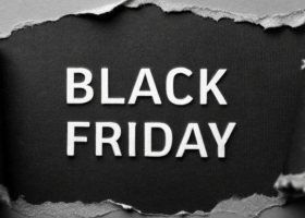 Black Friday escrito em letras brancas sobre fundo preto rasgado, destacando tema de promoções e estratégias de vendas para o período de ofertas.