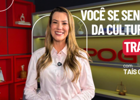 Professora Tais Guedes no estúdio em pé falando sobre fit cultural
