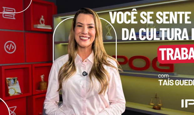 Professora Tais Guedes no estúdio em pé falando sobre fit cultural