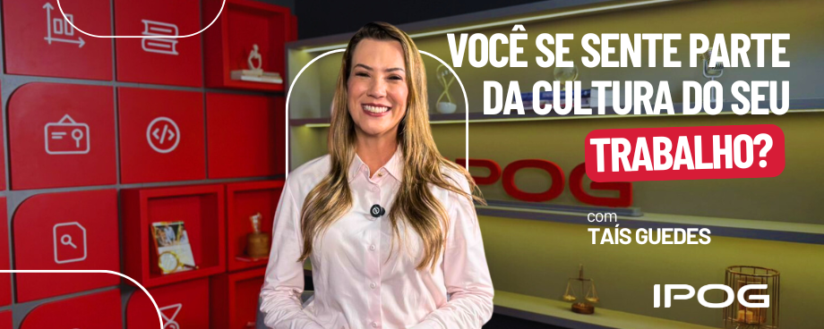Professora Tais Guedes no estúdio em pé falando sobre fit cultural