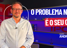Professor Andre Gildin em pé no estúdio, com texto na imagem com os dizeres "o problema não é a IA, é o seu comando".