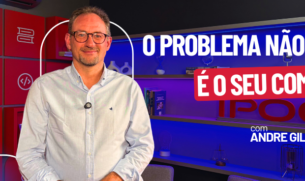 Professor Andre Gildin em pé no estúdio, com texto na imagem com os dizeres "o problema não é a IA, é o seu comando".