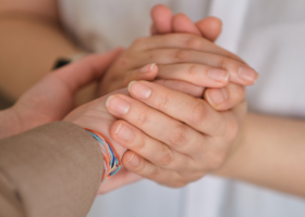 Pessoa em processo de luto durante sessão de Terapia Cognitivo-Comportamental, ilustrando apoio emocional e enfrentamento saudável da perda.