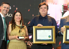 Professor Hélio Luiz recebendo o Troféu Seriema no palco