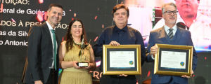 Professor Hélio Luiz recebendo o Troféu Seriema no palco