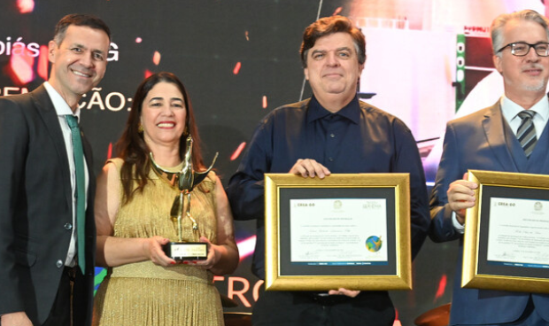 Professor Hélio Luiz recebendo o Troféu Seriema no palco