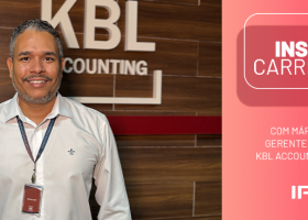Márcio Fernandes, gerente fiscal do Grupo KBL Contabilidade, em frente ao logotipo da empresa, destaque da série Inspirando Carreiras do IPOG.
