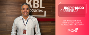 Márcio Fernandes, gerente fiscal do Grupo KBL Contabilidade, em frente ao logotipo da empresa, destaque da série Inspirando Carreiras do IPOG.