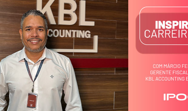 Márcio Fernandes, gerente fiscal do Grupo KBL Contabilidade, em frente ao logotipo da empresa, destaque da série Inspirando Carreiras do IPOG.