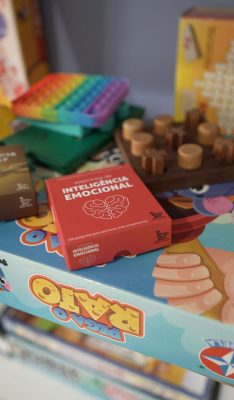 Materiais lúdicos utilizados em avaliações e intervenções de neuropsicologia infantil, como jogos educativos e ferramentas de inteligência emocional aplicadas no atendimento a crianças em situação de vulnerabilidade social.