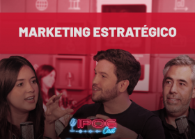 Imagem do IPOG Cast sobre marketing estratégico com três participantes em estúdio de podcast, microfones visíveis e fundo vermelho com o título “Marketing Estratégico”.