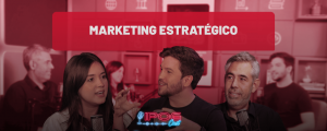 Imagem do IPOG Cast sobre marketing estratégico com três participantes em estúdio de podcast, microfones visíveis e fundo vermelho com o título “Marketing Estratégico”.