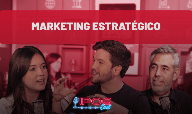 Imagem do IPOG Cast sobre marketing estratégico com três participantes em estúdio de podcast, microfones visíveis e fundo vermelho com o título “Marketing Estratégico”.