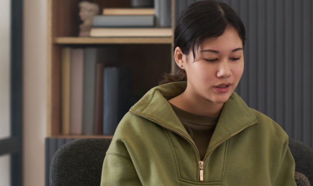 Mulher jovem em consulta psicológica, sentada e conversando com profissional da saúde mental, representando avaliação de transtornos mentais.