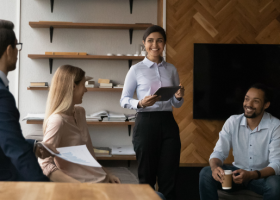 Profissionais de psicologia fazendo teste de avaliação psicológica em empresa