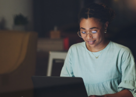 Mulher digitando em um laptop