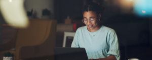 Mulher digitando em um laptop