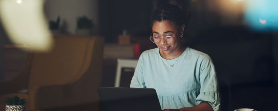 Mulher digitando em um laptop