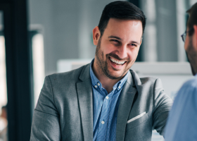 Profissional de vendas fazendo negociação com cliente