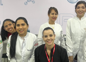Alunos do curso de Biomedicina do IPOG durante aula prática no laboratório