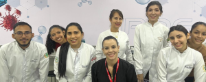 Alunos do curso de Biomedicina do IPOG durante aula prática no laboratório