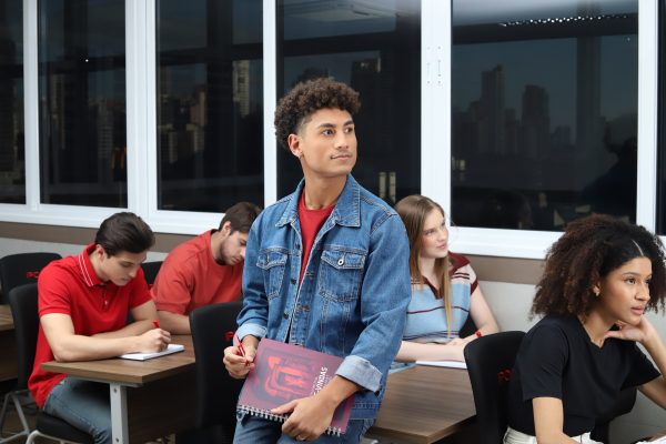 Alunos durante aula na Faculdade IPOG