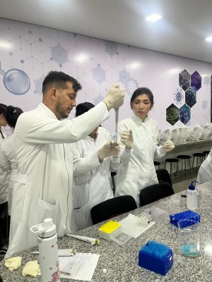 Alunos do curso de Biomedicina do IPOG durante aula prática no laboratório