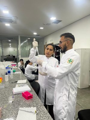Alunos do curso de Biomedicina do IPOG durante aula prática no laboratório