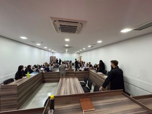 Alunos do curso de Direito da Faculdade IPOG durante Júri simulado